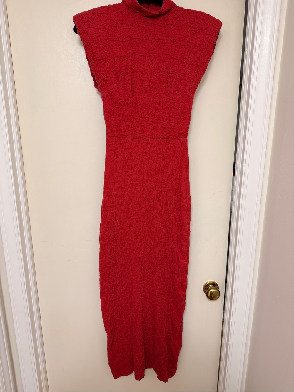 Red Textured Sleeveless Midi Dress - Picture 3 of 11